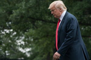 Donald Trump regresa a la Casa Blanca en una pausa de sus vacaciones, el 14 de agosto de 2017, para hablar de los eventos en Charlottesville.