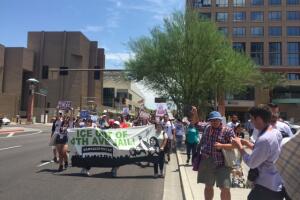 Masiva protesta contra Arpaio