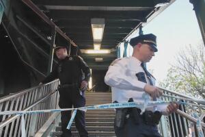 Arrestan a sospechosos por tiroteo en metro de Queens que dejó herido a joven de 15 años.