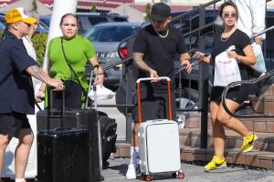 Chiquis, su novio y parte de su equipo fueron captados entrando a un restaurante en Miami con todo y maletas.   