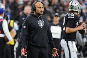 Antonio Pierce fue despedido de los Raiders