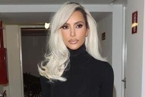 Kim Kardashian confiesa las horas que le tomó decolorar sus raíces rubias