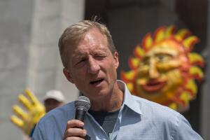 El multimillonario y activista del medio ambiente, Tom Steyer, durante una marcha contra los combustibles fósiles en Los Ángeles en Mayo de 2016. 