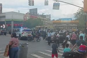 Sospechoso en vehículo robado es baleado tras atropellar a varios agentes del NYPD.