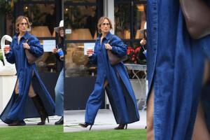 Debido a las aberturas del vestido y al caminar, JLo dejó parte del glúteo.