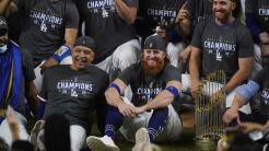 Turner celebró con sus compañeros el campeonato de los Dodgers aunque había sido aislado por covid-19
