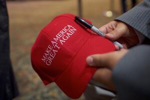 Uno de los caseros que amenazó a inmigrantes llevaba puesta una gorra roja como ésta, para amedrentar a sus inquilinos