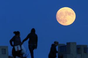 Divisando la superluna en Wisconsin