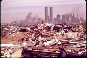 Vertederos ilegales cerca de la autopista de New Jersey, frente a Manhattan en 1973