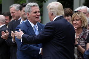 El presidente Donald Trump saluda al representante del líder de la mayoría republicana de la Cámara, Kevin McCarthy, el 4 de mayo de 2017 en la Casa Blanca.