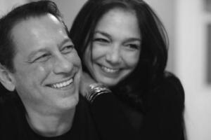 El candidato Juan Dalmau puso en pausa su campaña electoral tras la grave emergencia médica de su esposa, quien fue hospitalizada.