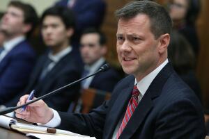 Peter Strzok, subdirector de la divisoin de contrainteligencia del FBI. El exagente, despedido a principios de agosto, interrcambio textos con su amante criticando a Trump en tiempos de la campaña electoral de 2016. Strzok encabezó la investigación sobre los emails de Hillary Clinton y el inicio de las pesquisas del 'Rusiagate'. El presidente asegura que sus mensajes de texto son la evidencia de la 'parcialización' de una investigación que califica como "cacería de brujas".