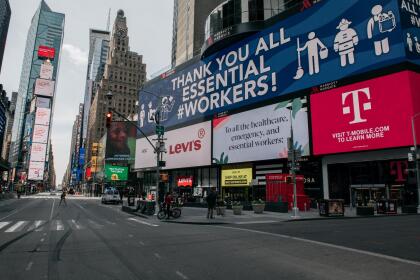 Coronavirus: carteles publicitarios del Times Square se llenan de mensajes de apoyo a los trabajadores esenciales 38 "¡Gracias a todos los trabajadores esenciales!".