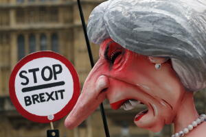 Un muñeco con la imagen de May frente al Parlamento británico. 