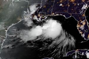 El Panhandle de Florida enfrenta lluvias intensas, inundaciones y marejada por el paso de Bertha.
