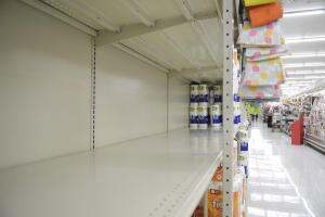 Supermercado estante vacío papel higiénico.