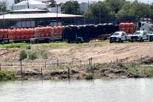 boyas muro flotante inmigrantes frontera Eagle Pass Texas Greg Abbott