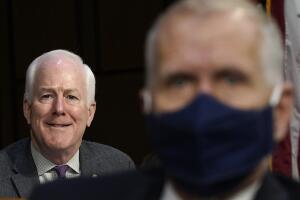 El senador republicano John Cornyn interviene durante la audiencia para considerar la nominación de Amy Coney Barrett el 14 de octubre del 2020 en el Congreso.