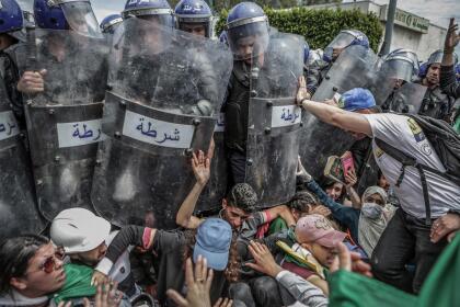 <b>Protestas en Argelia.</b> Un grupo de estudiantes lucha contra la policía antidisturbios durante una manifestación contra el gobierno. Argelia se vio envuelta en una ola de protestas sin precedentes tras el anuncio de febrero de 2019 del entonces presidente Abdelaziz Bouteflika de buscar un quinto mandato en el cargo. La imagen fue nominada en la categoría ‘noticias’.
<br>