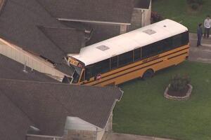 Daños causados a una vivienda tras colisión de autobús escolar