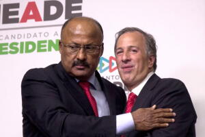 El candidato presidencial José Antonio Meade y el nuevo presidente del PRI, René Juárez Cisneros, durante el acto de relevo de la dirigencia del partido.