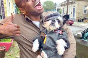 El chico de UPS quese fotogrwafía con los perros
