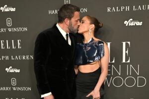 Jennifer López y Ben Affleck se besaron en la gala de Elle Women