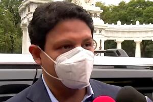 Giovanni Medina llegó con porra a su encuentro con Ninel Conde 