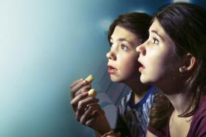 Niños mirando película de terror