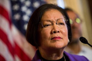 Mazie Hirono el el sexto senador demócrata que le pide a Trump su renuncia en los últimos días.