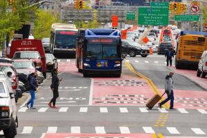 Anuncian nuevas obras de carriles prioritarios para autobuses en Queens