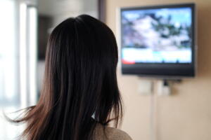 televisao-mulher-barulho.jpg