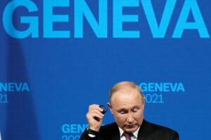Putin se ajusta el auricular para escuchar la traducción de las preguntas de los medios.