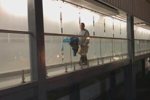 Este hombre acaba de ser deportado a su natal México desde Estados Unidos. Son casi las 11 de la noche de un viernes en la ciudad de Tijuana, y están arribando decenas de inmigrantes repatriados desde Estados Unidos.