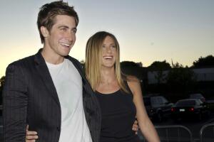 2002 Jennifer Aniston y Jake Gyllenhaal Grosby (6).jpg