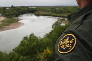 Un estadounidense radicado en México enfrenta una pena de hasta dos años de cárcel por destruir una celda y atacar a un agente hispano de la Patrulla Fronteriza, luego de insultarlo a él y a otros oficiales con frases como "¿Por qué no están en su trabajo de jardinería?" y " Soy ciudadano estadounidense, apuesto a que ustedes nacieron en Culiacán (México)".