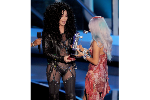 lady-gaga-vestido-carne-mtv-vmas-2010.png