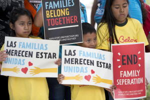 Un grupo de niños protesta la política de 'tolerancia cero'  frente a instalaciones de ICE en Florida.