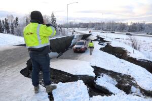 Camioneta sobrevive terremoto de 7.0 grados en Alaska