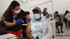 EEUU mejora frente a la pandemia, pero baja ritmo de vacunación 