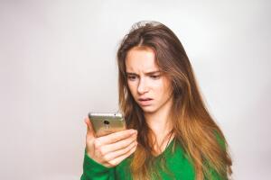 adolescente-enojada-celular.jpg