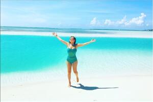 Thalia en la playa 