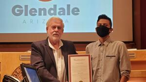 Este joven latino es nombrado un héroe tras salvar la vida a una trabajadora social en Arizona