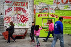Vendedores ambulantes esperan que la Ciudad les otorgue licencias. 