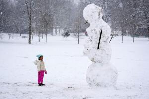 Brooklyn Brye, de 4 años, observa un muñeco de nieve de gran tamaño en Nashville, Tennessee, el 10 de enero de 2025. 
