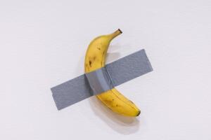 BANANA EN LA PARED