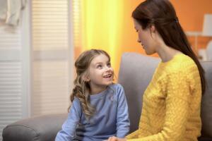 Niña contando una historia a su madre Grosby.jpg