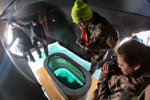 Crucifijo gigante sumergido en el lago Michigan