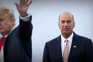Gordon Sondland, el embajador de EEUU en la Unión Europea, junto al presidente Trump, en la Base Aérea Melsbroek, en Bruselas, Bélgica, en julio de 2018.