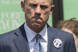 En julio Avenatti amplió su radio de acción al ofrecer sus servicios a familias incodumentadas separadas en la frontera